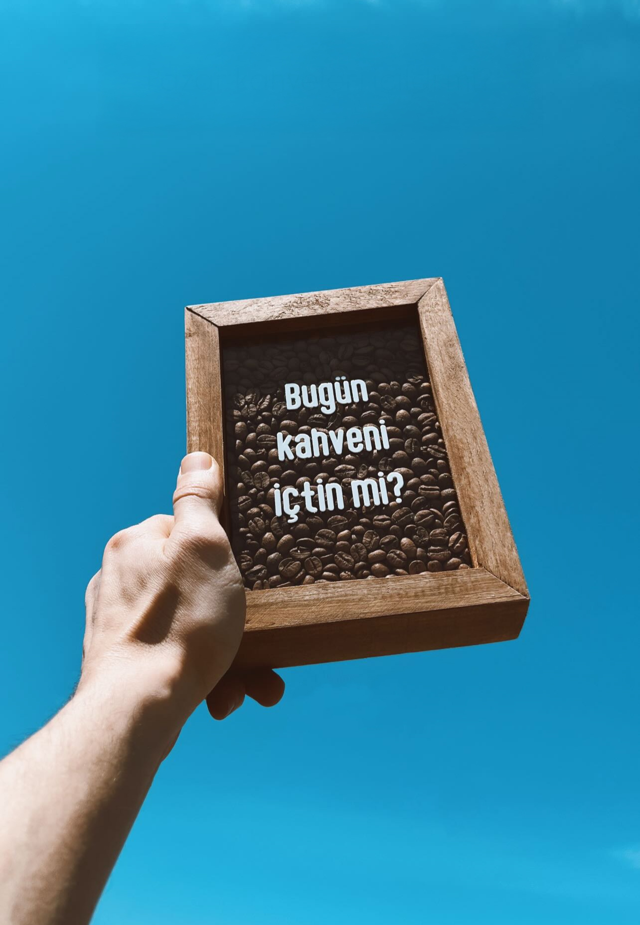Elde tutulan Bugün Kahveni İçtin mi tasarımlı Beany ahşap kahve tablosu