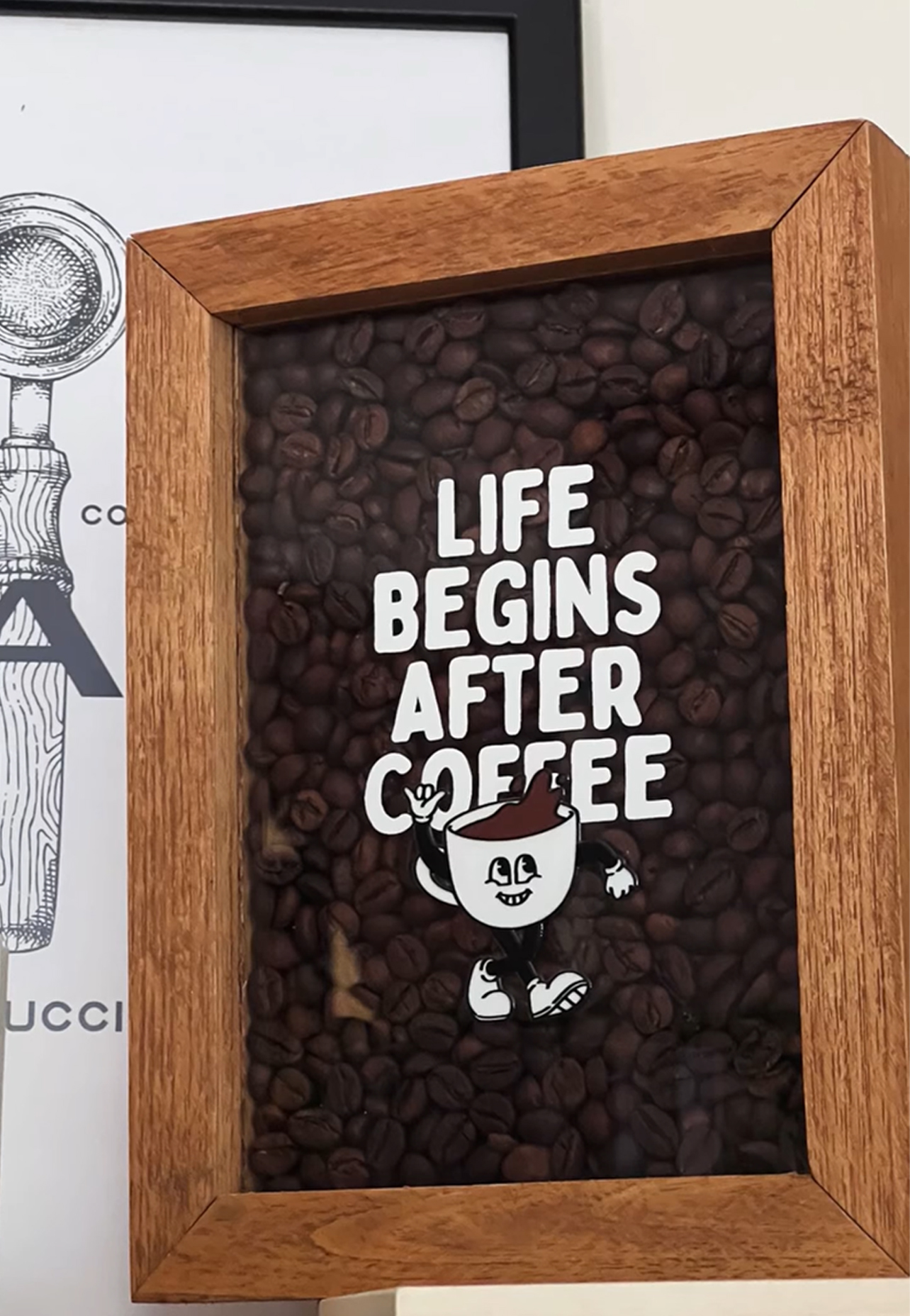 Life Begins After Coffee tasarımlı ahşap kahve tablosunun yakından görünümü