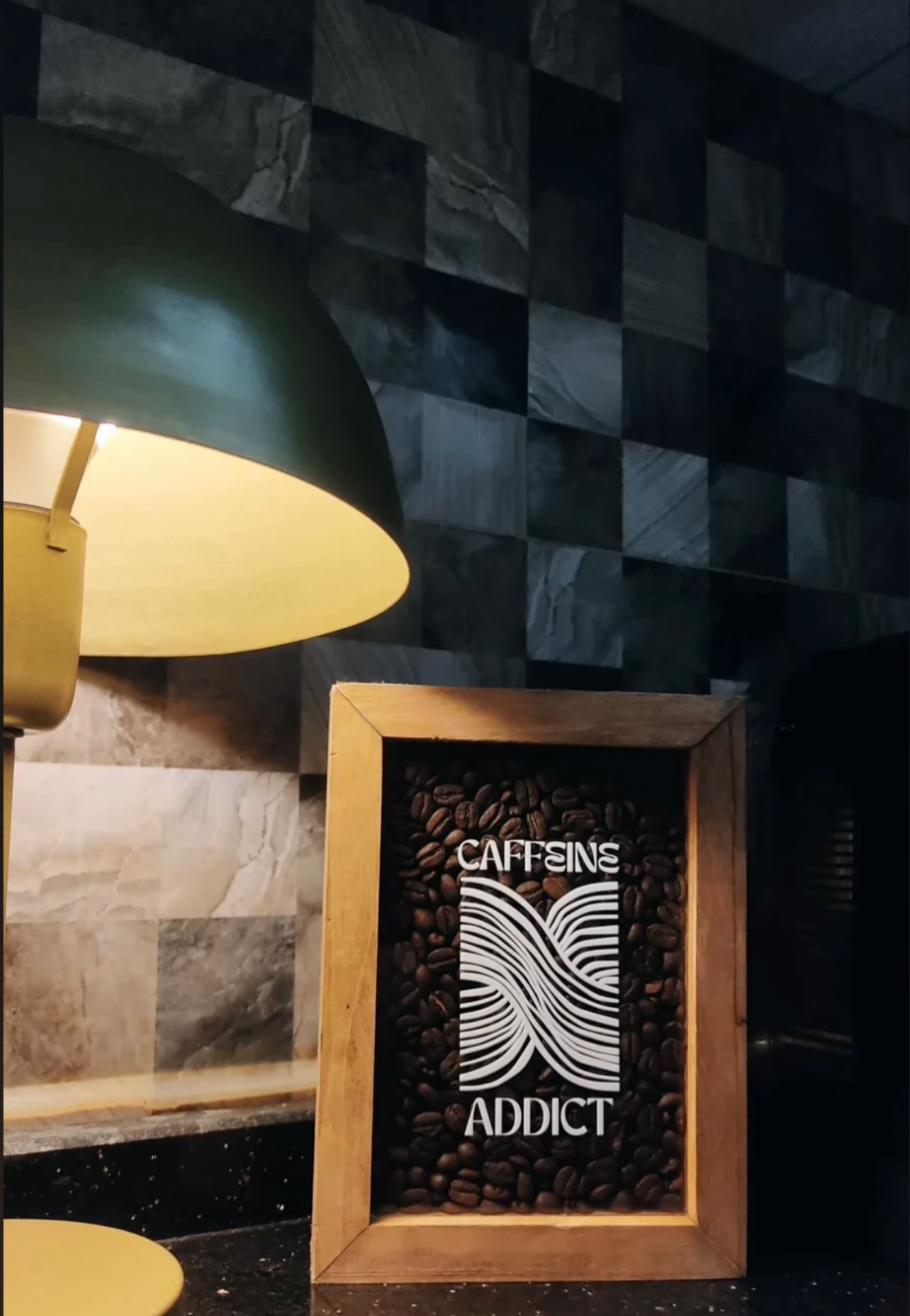 Lamba ışığında Caffeine Addict tasarımlı Beany ahşap kahve tablosu